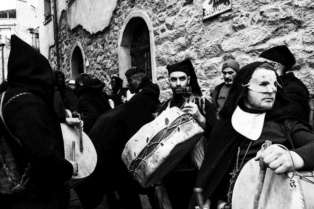 Suonatori di tamburo a pelli si esibiscono per strada a Gavoi (NU)