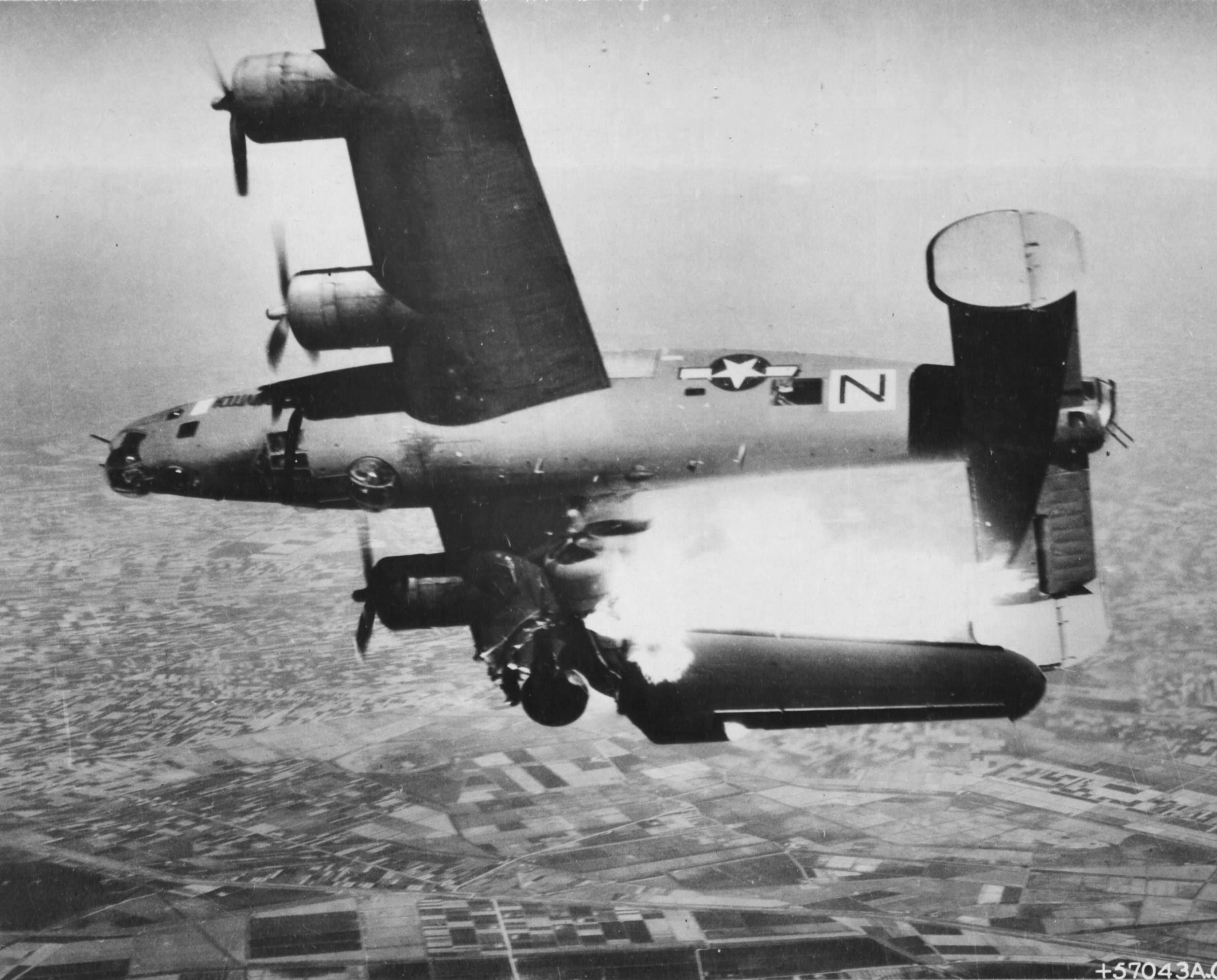 Un B-24 Liberator americano è abbattuto dai cannoni anti-aereo tedeschi