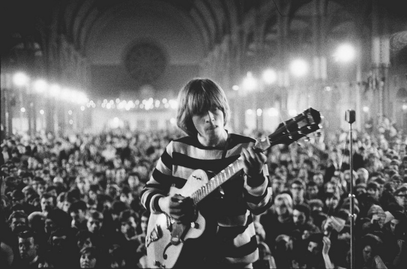 'A Concentrated Solo'. Brian Jones (Rolling Stones) alla 4 del mattino, durante la 'All-Night', Alexandra Palace, Londra, 1964 di John 'Hoppy' Hopkins