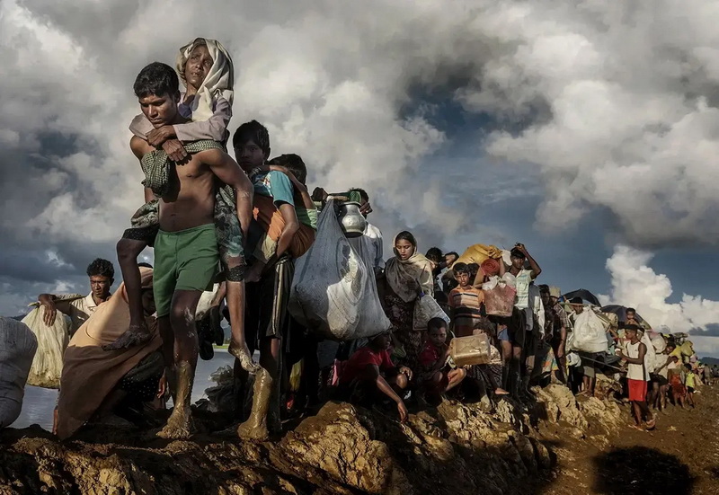 Dopo aver attraversato il confine con il Myanmar, migliaia di rifugiati Rohingya continuano il loro terribile viaggio verso il campo di Cox's Bazar. Bangladesh, 9 ottobre 2017. © Paula Bronstein / Getty Images