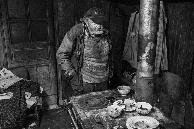 René è in pensione. Un tempo allevava bestiame e le sue condizioni di vita erano già difficili. Ha visto gli agricoltori diventare sempre più poveri e ha capito che il suo mondo sarebbe scomparso. Francia centrale, Puy-de-Dôme, 2016. © Pierre Faure / Hans Lucas