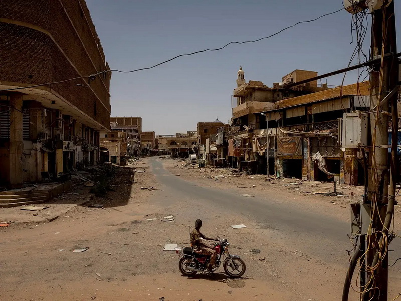 Un soldato delle Forze Armate Sudanesi attraversa quello che un tempo era il mercato di Al-Shaabi a Omdurman, un'area liberata dal controllo delle RSF nel marzo 2024. © Ivor Prickett per il New York Times