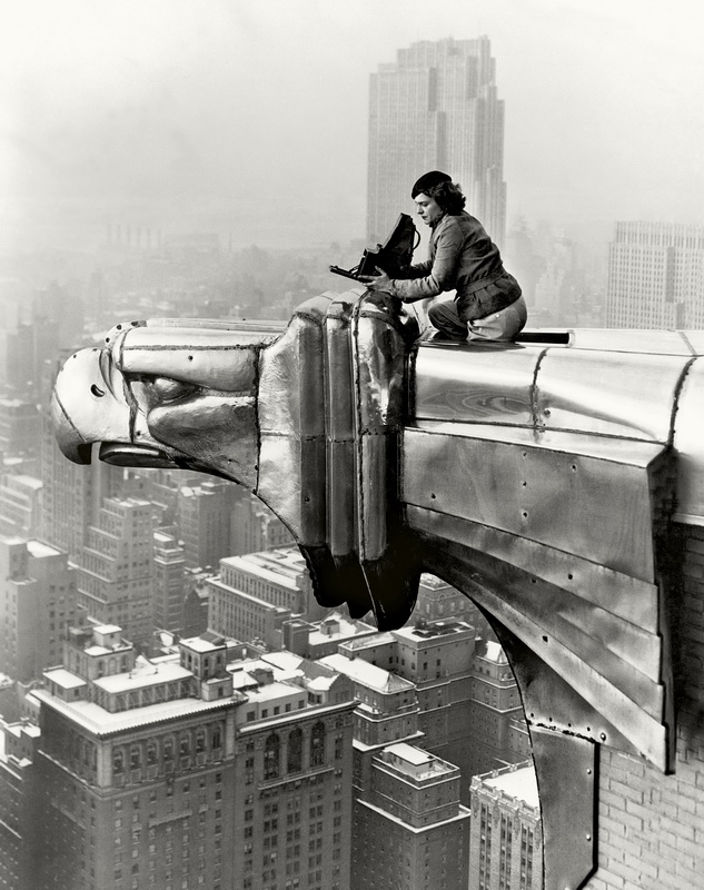 Margaret Bourke-White appollaiata su una grondaia con decorazione a testa d'aquila in cima al Chrysler Building. New York, New York, 1935.