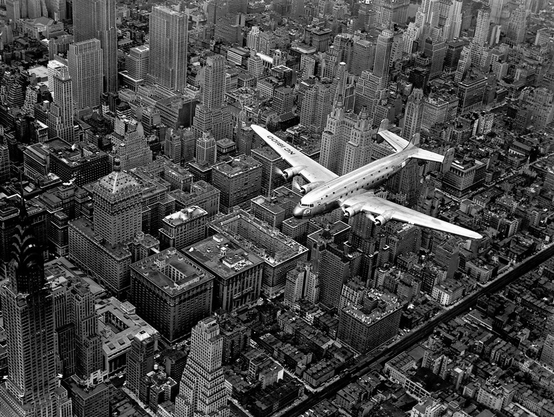 Veduta aerea di un aereo passeggeri DC-4 in volo sopra il centro di Manhattan, New York City, New York, 1939