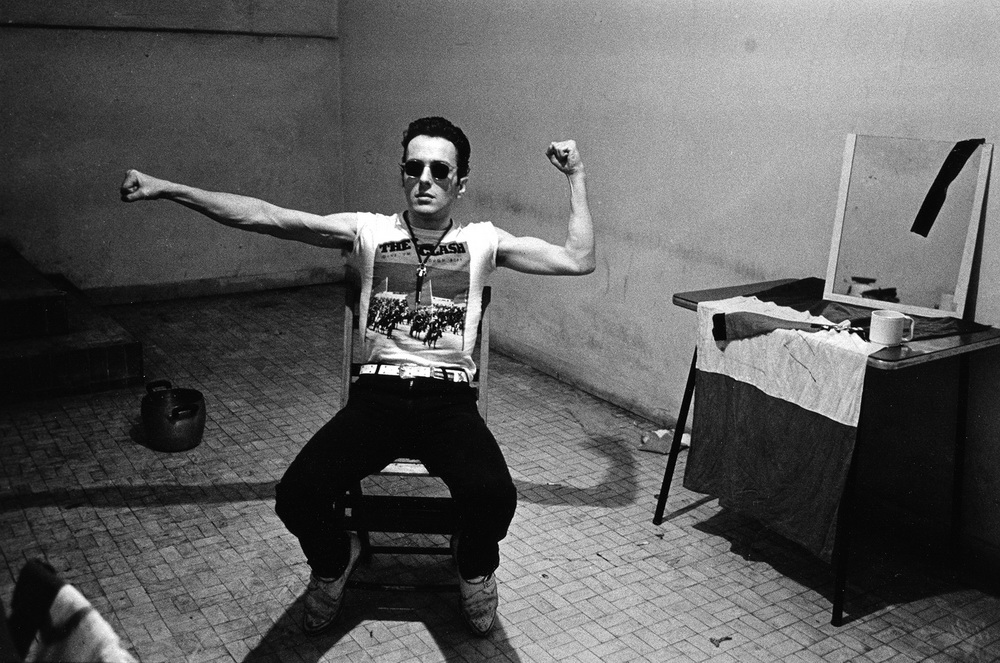 Joe Strummer, The Clash, Milan, 1981 © Janette Beckman, courtesy of Fahey/Klein Gallery Los Angeles