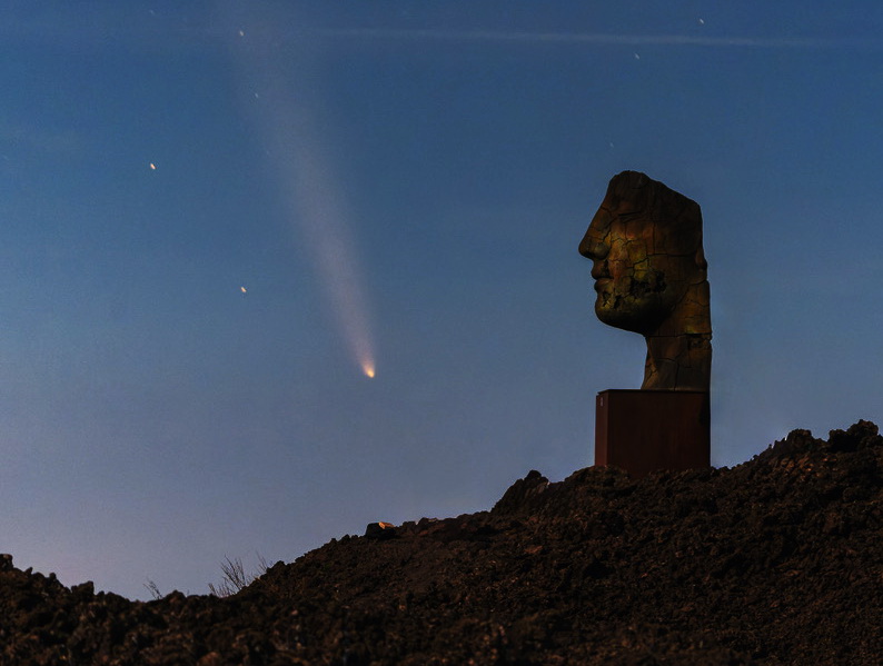 La cometa C/2023 A3 (Tsuchinshan-ATLAS) ripresa dall’Etna accanto al monumento Teseo.