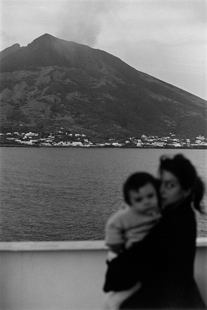 fotopuntoit_paris-photo_Photo-Days_galerie-du-jour-agnes-B©-Bernard-PLOSSU-Stromboli-1987-Tirage-argentique-barytÃ©-Courtesy-galerie-Camera-Obscura-galerie-du-Jour-agnÃ¨s-b