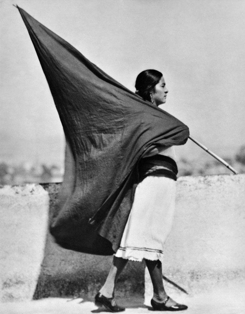 Tina Modotti, Donna con bandiera, Messico, 1928 Archivi Cinemazero - Pordenone