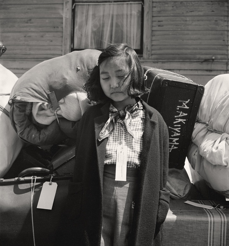 Dorothea Lange Immigrata giapponese con i suoi bagagli Oakland, California, 1942 Courtesy of the National Archives and Records Administration