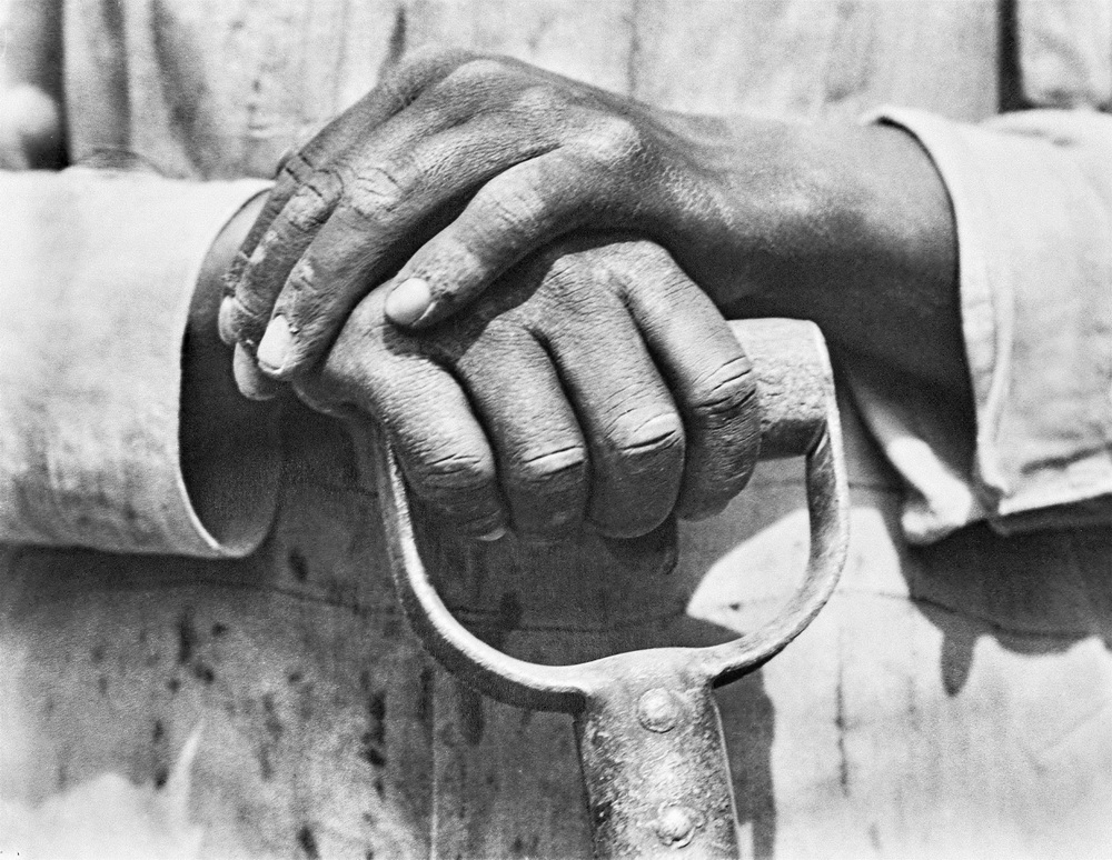 Tina Modotti, Mani sul badile, Messico, 1927 circa Archivi Cinemazero - Pordenone