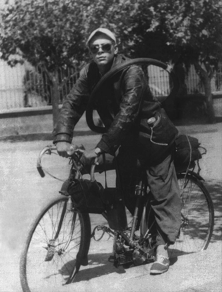 07_Ernesto-Guevara-alla-partenza-per-il-viaggio-in-bicicletta-per-le-provincie-dellArgentina.-1950©Centro-de-Estudios-Che-Guevara