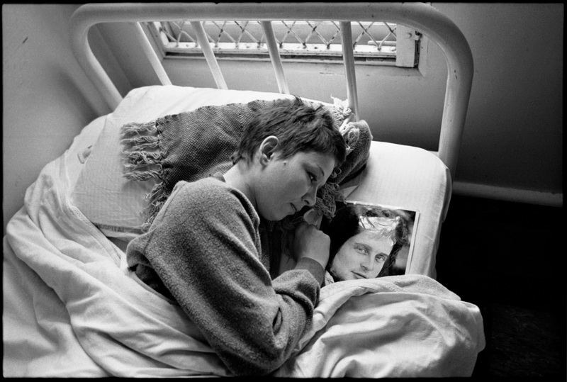 Mona with Michael Douglas_s Picture, 1976 © Mary Ellen Mark, Courtesy of The Mary Ellen Mark Foundation