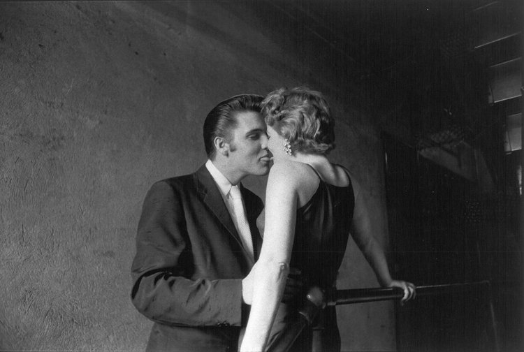 The Kiss (Vintage print) Alfred Wertheimer. 27,94x35,56cm. €12,200.00