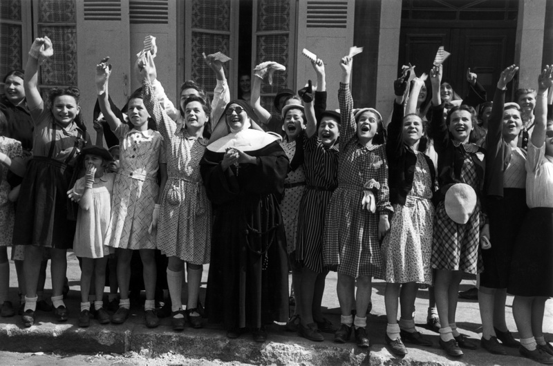 Gli abitanti di Alençon accolgono i soldati americani che hanno liberato la città, Alençon, Normandia, Francia, 12 agosto 1944.